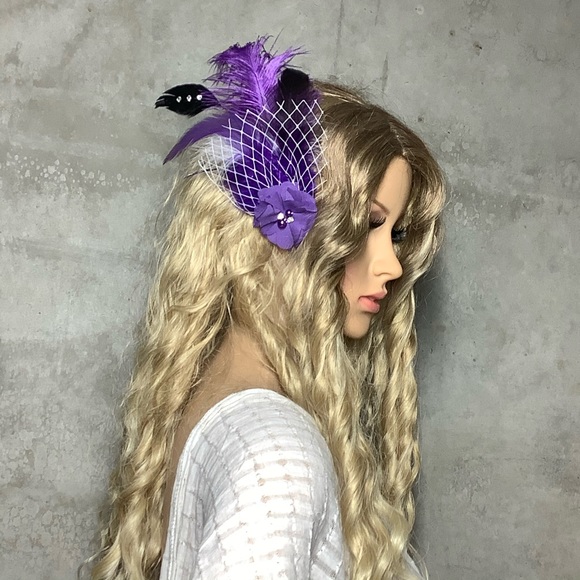 🌺 FEATHER FASCINATOR FLOWER PIN UP BURLESQUE COSPLAY HAIR PIECE COSTUME PURPLE - Picture 4 of 7